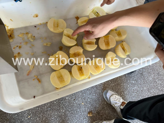 한 기계에서 완벽하게 썰어진 콩과 키위 과일 조각을 위한 사과 껍질 벗기기